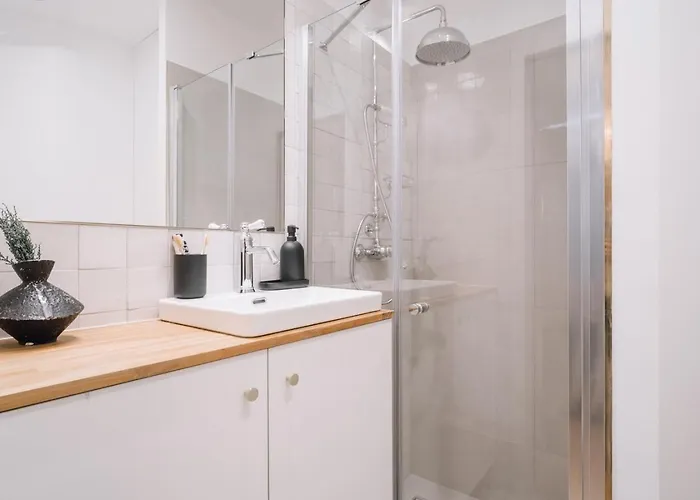 Louis - 1 A Bastille Apartment