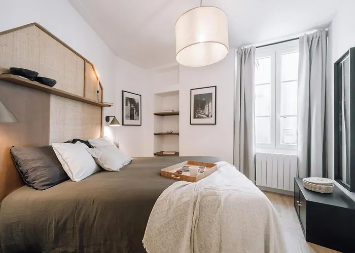 Louis - 1 A Bastille Apartment *